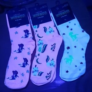New! ✨ Glow in the Dark, black light socks 🧦 3 pack Size 4-10